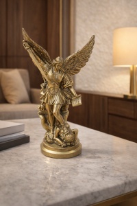 Statuetă Arhanghelul Mihail, simbol al protecției divine, dreptății și victoriei asupra răului