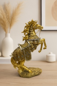 Statuetă decorativă cal în armură, simbol al forței și curajului