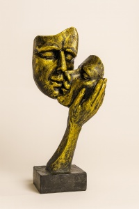 Statuetă decorativă măști sărut auriu, simbol al iubirii abstracte