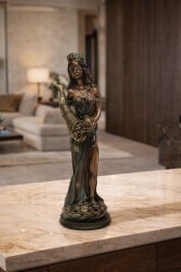 Statuetă zeița abundenței cu cornul belșugului