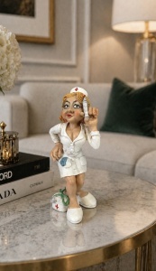 Statueta decorativa asistenta medicala cu seringa, figurina haioasa pentru cabinet sau birou