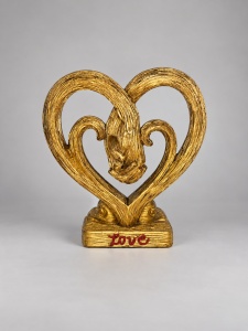 Statuetă Decorativă Două Mâini Împreunate în Inimă cu Mesaj Love - "Lenvio"