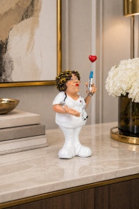 Statueta decorativa asistenta medicala cu seringa si inima, figurina haioasa pentru cabinet sau birou