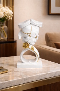 Statueta cu maini de cuplu, verighete si trandafir, decor romantic elegant
