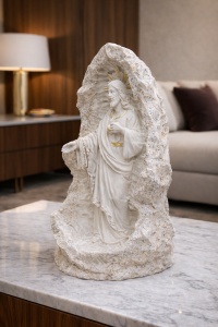 Statuetă decorativă creștină Iisus Hristos în grotă, simbol al credinței și protecției divine