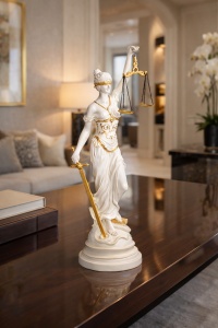 Statueta decorativa zeita Justitia cu balanta figurina simbol dreptate