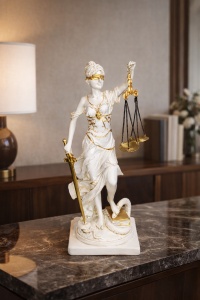 Statueta decorativa zeita Justitia cu balanta figurina simbol dreptate