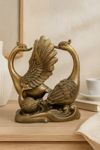Statuetă artistică reprezentând doua lebede, detalii aurii pe aripi și bază decorativă
