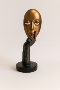 Statuetă abstractă mască aurie pe suport negru, decor modern de interior, artă contemporană unicat