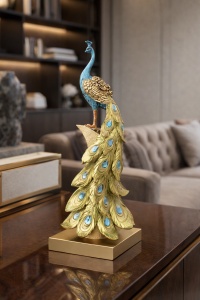 Statuetă decorativă cu păun, simbol al frumuseții, eleganței și prosperității