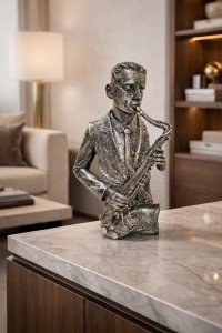 Statuetă decorativă saxofonist din rășină cu finisaj metalic, figură artistică pentru iubitorii de jazz și muzică