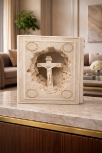 Icoana religioasa cu Iisus pe cruce in rama decorativa alba, tablou crestin de perete