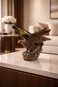 Suport decorativ pentru sticla de vin cu vultur, figurina eleganta