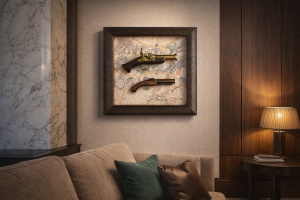 tablou decorativ vintage cu pistoale și hartă veche
