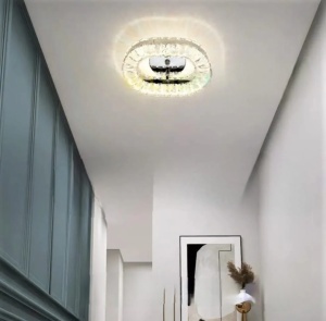 Plafonieră LED modernă cu efect cristalin, lumină caldă decorativă pentru hol sau living.