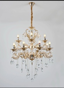 Candelabru clasic auriu cu brațe ornamentale și cristale decorative, ideal pentru interioare elegante și rafinate