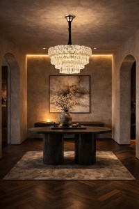 Candelabru modern cu cristale în trepte, perfect pentru living, oferă eleganță și lumină spectaculoasă.