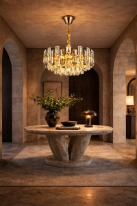 Candelabru modern argintiu cu cristale transparente verticale și design elegant suspendat