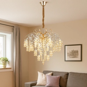 Candelabru modern cu picături cristaline aurii, ideal pentru a crea o lumină caldă și elegantă în living
