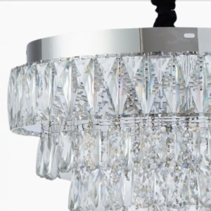 Candelabru modern cu cristale în formă de piramidă inversată, suspendat într-un living elegant