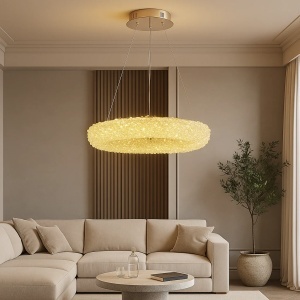 Lustră modernă LED aurie cu design circular decorativ, suspendată deasupra unei canapele crem într-un living elegant minimalist