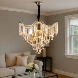 Candelabru elegant cu cristale în cascadă, design modern în formă de piramidă inversată, ideal pentru living sau holuri în stil luxos