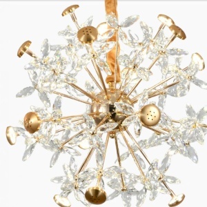 Candelabru modern tip „dandelion” cu structură aurie și cristale, ideal pentru iluminat decorativ în living