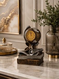Ceas de Masă Decorativ Tematică Vintage cu Glob și Elemente de Explorare - "Orvenis" - Img 3