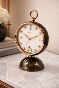 Ceas de masă elegant cu cadran alb, finisaj auriu și bază neagră decorativă