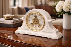 Ceas de masă alb cu design clasic și cadran elegant, decor vintage pentru living