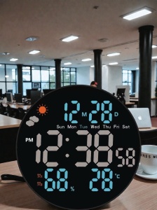 Ceas digital rotund cu afișaj LED, temperatură, umiditate, dată și prognoză meteo, design modern pentru interior.