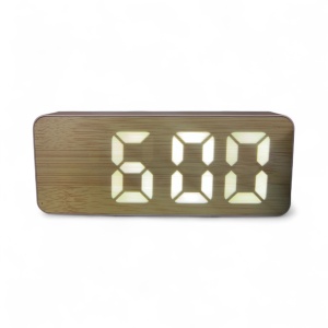 Ceas digital cu design din lemn și afișaj LED alb, ideal pentru dormitor sau birou modern