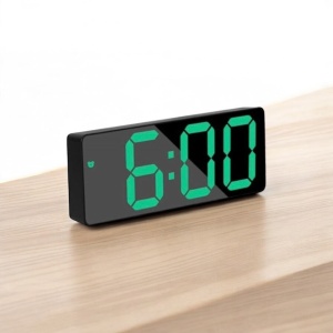 Ceas digital cu afișaj LED verde și design compact, ideal pentru utilizare zilnică în casă sau birou
