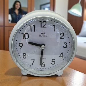 Ceas retro de masă cu design alb și afișaj analogic clar, potrivit pentru apartamente moderne, birou
