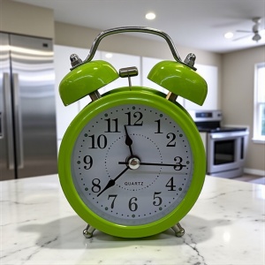 ceas de masă verde cu dublu clopot metalic, design retro elegant, cifre negre mari și alarma, ideal pentru dormitor sau birou