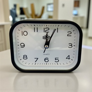 Ceas de masă analogic cu ramă negru și cadran alb, ideal pentru dormitor sau birou