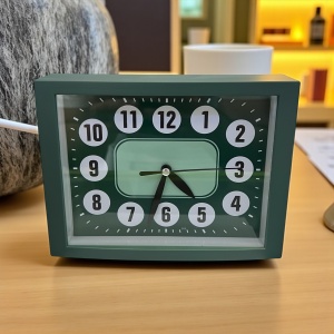Ceas analogic de noptieră cu design retro, carcasă verde și mecanism quartz, perfect pentru dormitoare