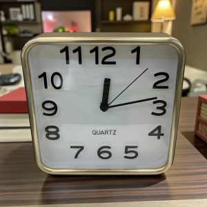 Ceas de noptieră analogic cu ramă aurie și cadran alb, recomandat pentru sufragerie și birou