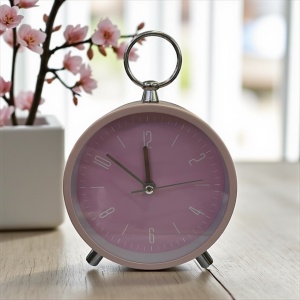 ceas de masă roz pudră cu design minimalist și suport metalic , cu alarma