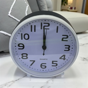 Ceas decorativ clasic cu afișaj analogic, cifre negre mari și ramă alb-neagra