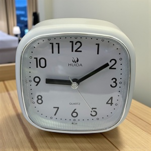 Ceas de masă analogic pătrat, modern cu ramă neagra și cadran alb, ideal pentru dormitor sau birou modern