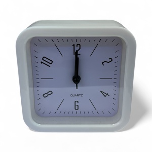 Ceas de masă analogic minimalist pătrat cu ramă alba și cadran alb, ideal pentru dormitor sau birou modern