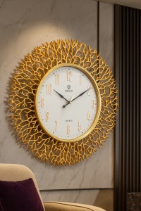 Ceas de perete elegant cu cadran alb și ramă aurie decorativă în stil ramificat