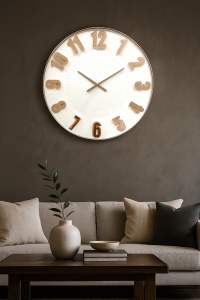 ceas alb minimalist cu cifre aurii reliefate, design modern