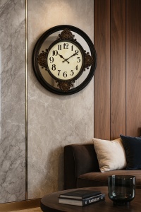 Ceas vintage elegant cu detalii ornamentale aurii și oglinzi laterale