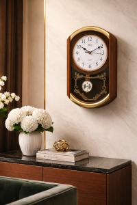 Ceas de perete vintage cu pendul decorativ, design clasic cu cadran mare și detalii aurii elegante, perfect pentru decor interior