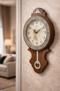 Ceas de perete vintage cu pendul și detalii ornamentale, cu cadran clasic și cifre arabe