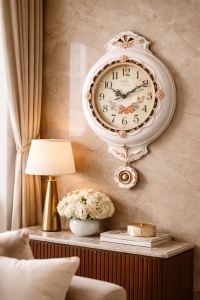 Ceas de perete vintage cu pendul decorativ, design elegant cu detalii aurii și cadran floral, ideal pentru decor interior.