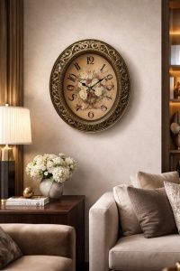 Ceas de perete oval cu design ornamental, cifre clasice și ramă decorativă elegantă