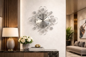 Ceas de perete decorativ cu design floral elegant, cifre arabe clare și elemente ornamentale strălucitoare, stil clasic modern